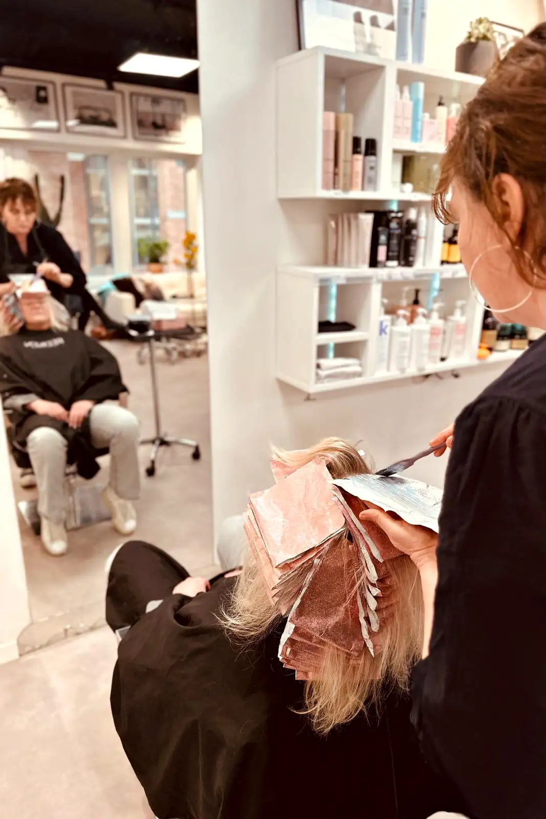 Anna Pauli gör slingor på en kund hos Frisörerna i Nacka Strand