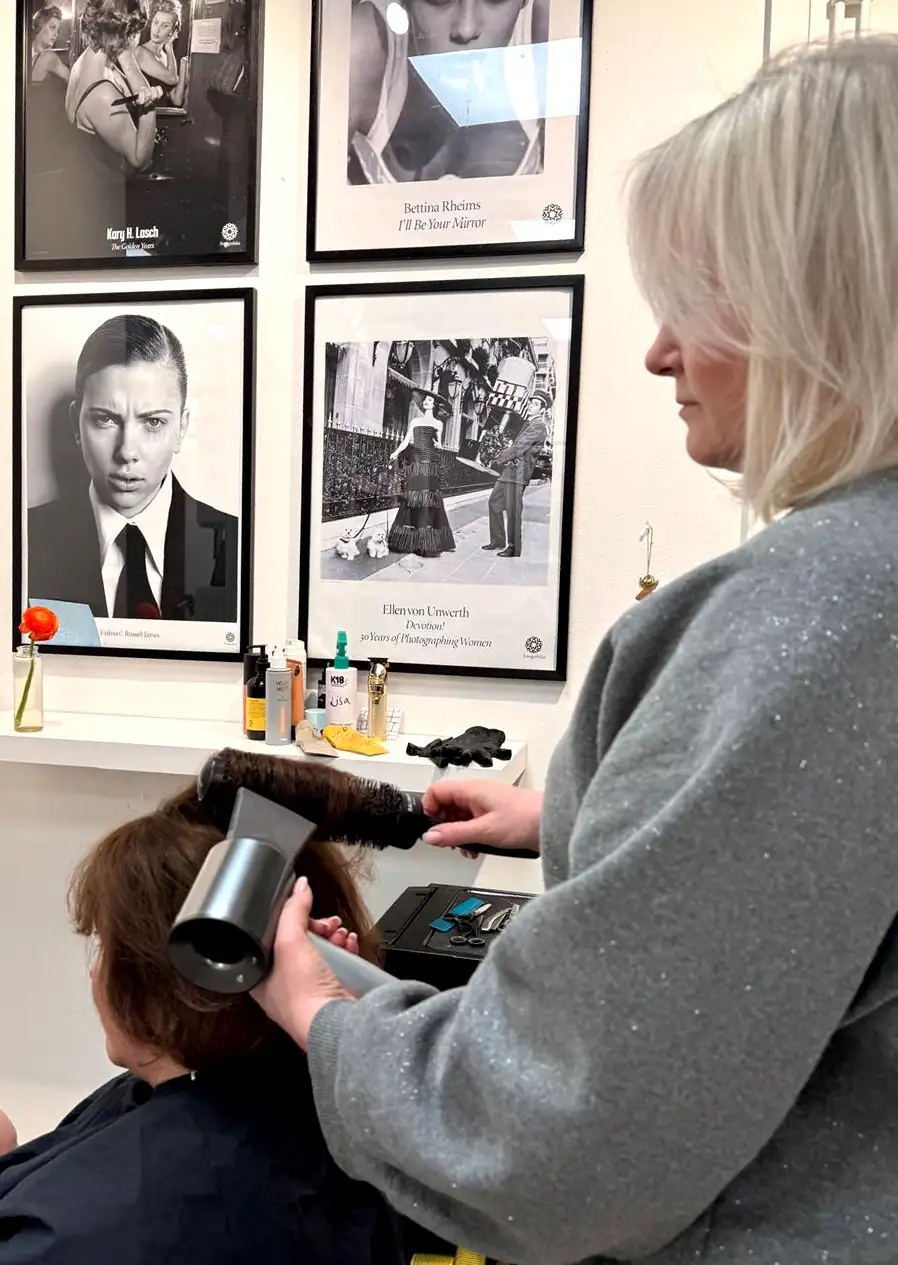 Lisa Anim-Addo fönar håret på en kund hos Frisörerna i Nacka Strand